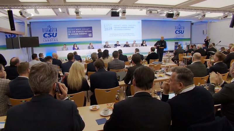 Blick über die Köpfe der Delegierten hinweg auf das Podium bei der CSU-Fraktionsklausur im oberfränkischen Kloster Banz. | Bild: Bayerischer Rundfunk Blick über die Köpfe der Delegierten hinweg auf das Podium bei der CSU-Fraktionsklausur im oberfränkischen Kloster Banz.