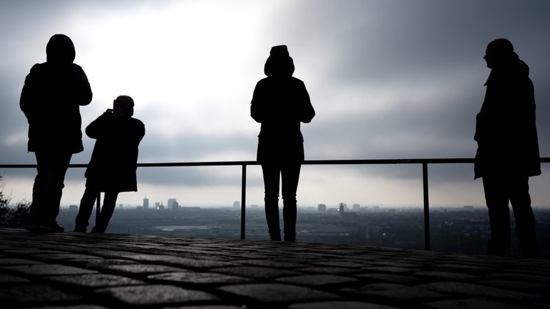 (Symbolbild) Ausflügler stehen am zweiten Weihnachtsfeiertag bei frostigen Temperaturen auf dem Münchner Olympiaberg. | Bild: dpa-Bildfunk/Sven Hoppe (Symbolbild) Ausflügler stehen am zweiten Weihnachtsfeiertag bei frostigen Temperaturen auf dem Münchner Olympiaberg.