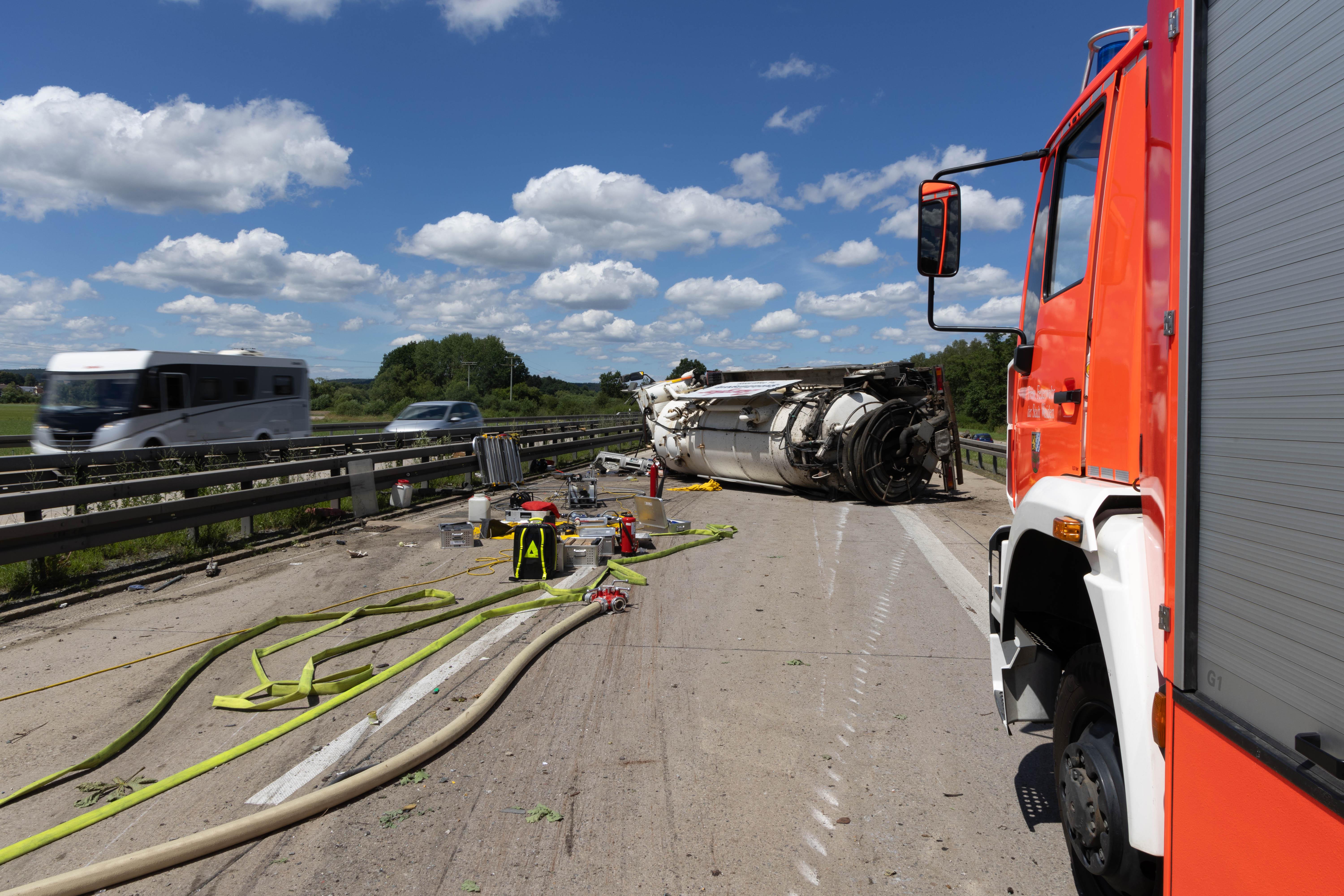 Lkw Prallt Auf A93 Gegen Pannen-Pkw – Fahrer Stirbt | BR24