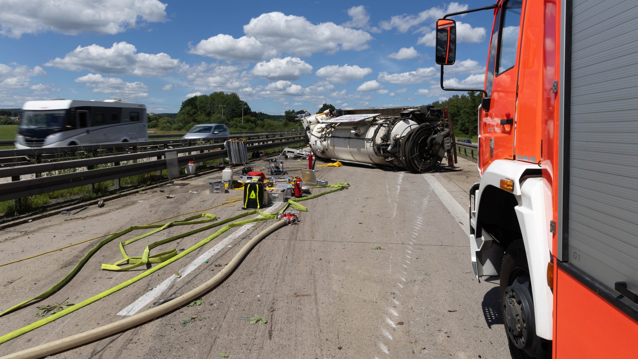 Lkw prallt auf A93 gegen Pannen-Pkw – Fahrer stirbt