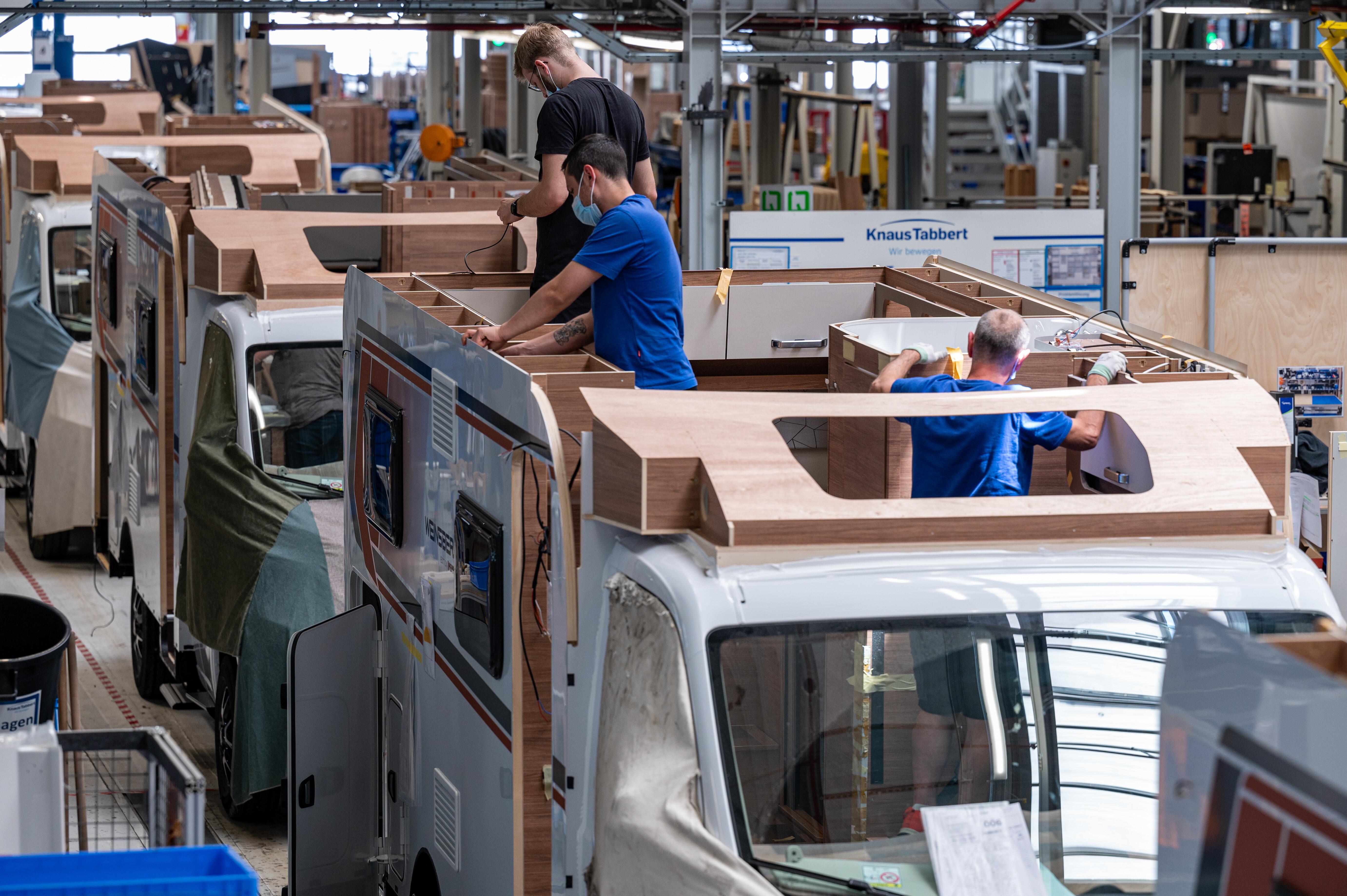 Arbeiter montieren Wohnmobile im Werk der Knaus-Tabbert AG.