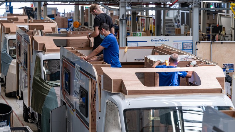 Arbeiter montieren Wohnmobile im Werk der Knaus-Tabbert AG. | Bild: pa/dpa/Armin Weigel Arbeiter montieren Wohnmobile im Werk der Knaus-Tabbert AG.