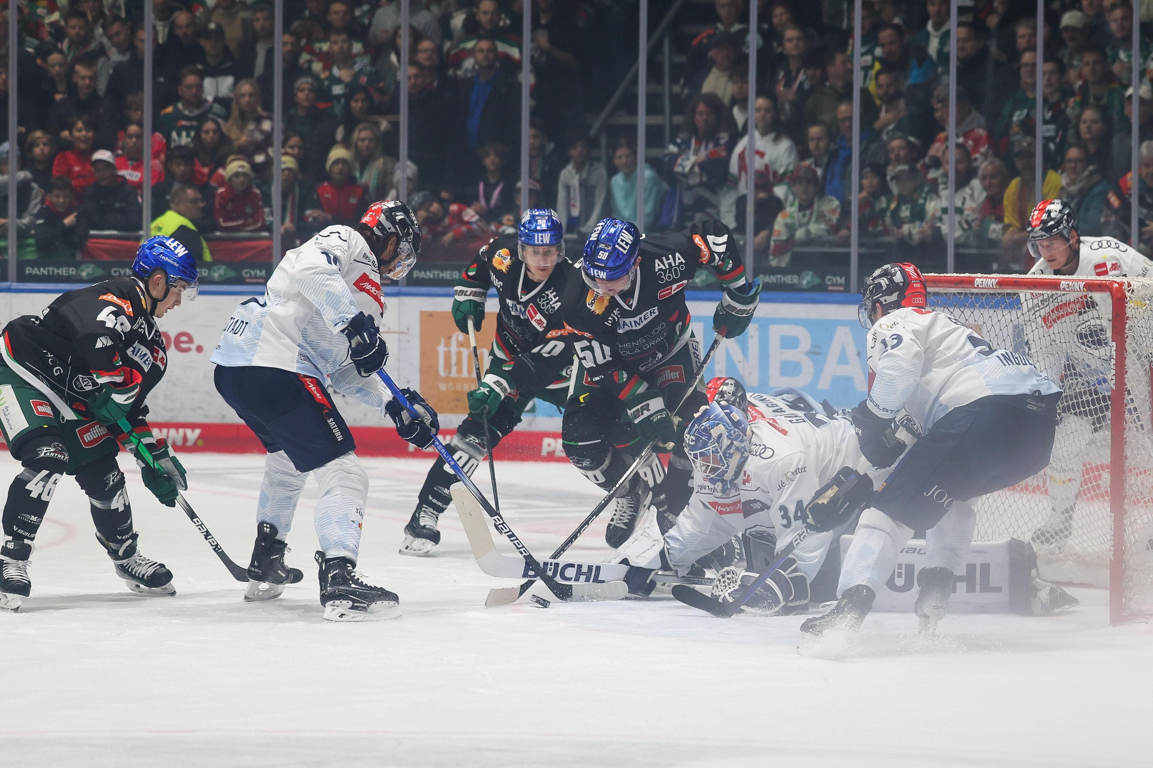 Zweikampf im Curt-Frenzel-Stadion beim Eishockeyspiel zwischen den Augsburger Panthern und dem ERC Ingolstadt am 12. Spieltag der Saisoin 2023/2024