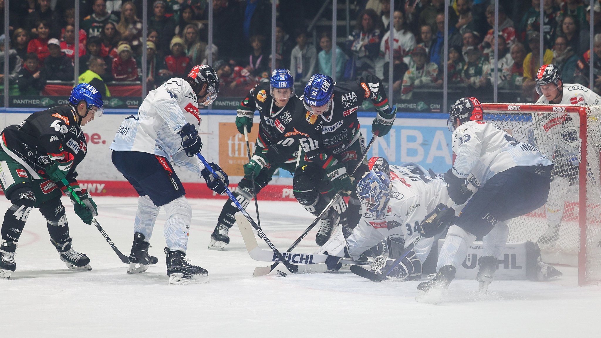 Zweikampf im Curt-Frenzel-Stadion beim Eishockeyspiel zwischen den Augsburger Panthern und dem ERC Ingolstadt am 12. Spieltag der Saisoin 2023/2024