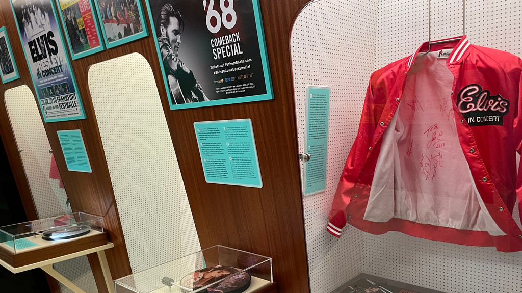 Der Raum in der ersten Etage der Elvis-Ausstellung im Kultur- und Militärmuseum in Grafenwöhr ist vollgestopft mit Elvis-Reliquien.