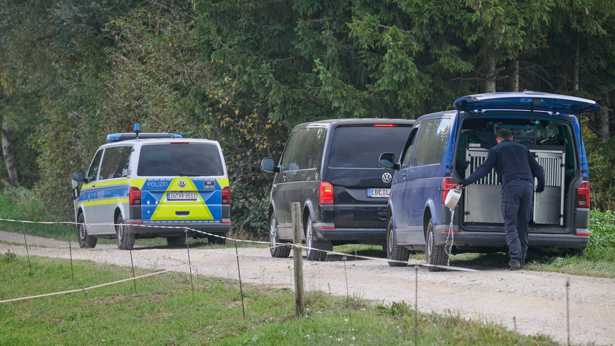 Die Polizei ist in der Nähe des Münchener Flughafens im Einsatz, nachdem ein mutmaßlicher Puma gesichtet worden ist. | Bild: picture alliance/dpa | Peter Kneffel Die Polizei ist in der Nähe des Münchener Flughafens im Einsatz, nachdem ein mutmaßlicher Puma gesichtet worden ist.