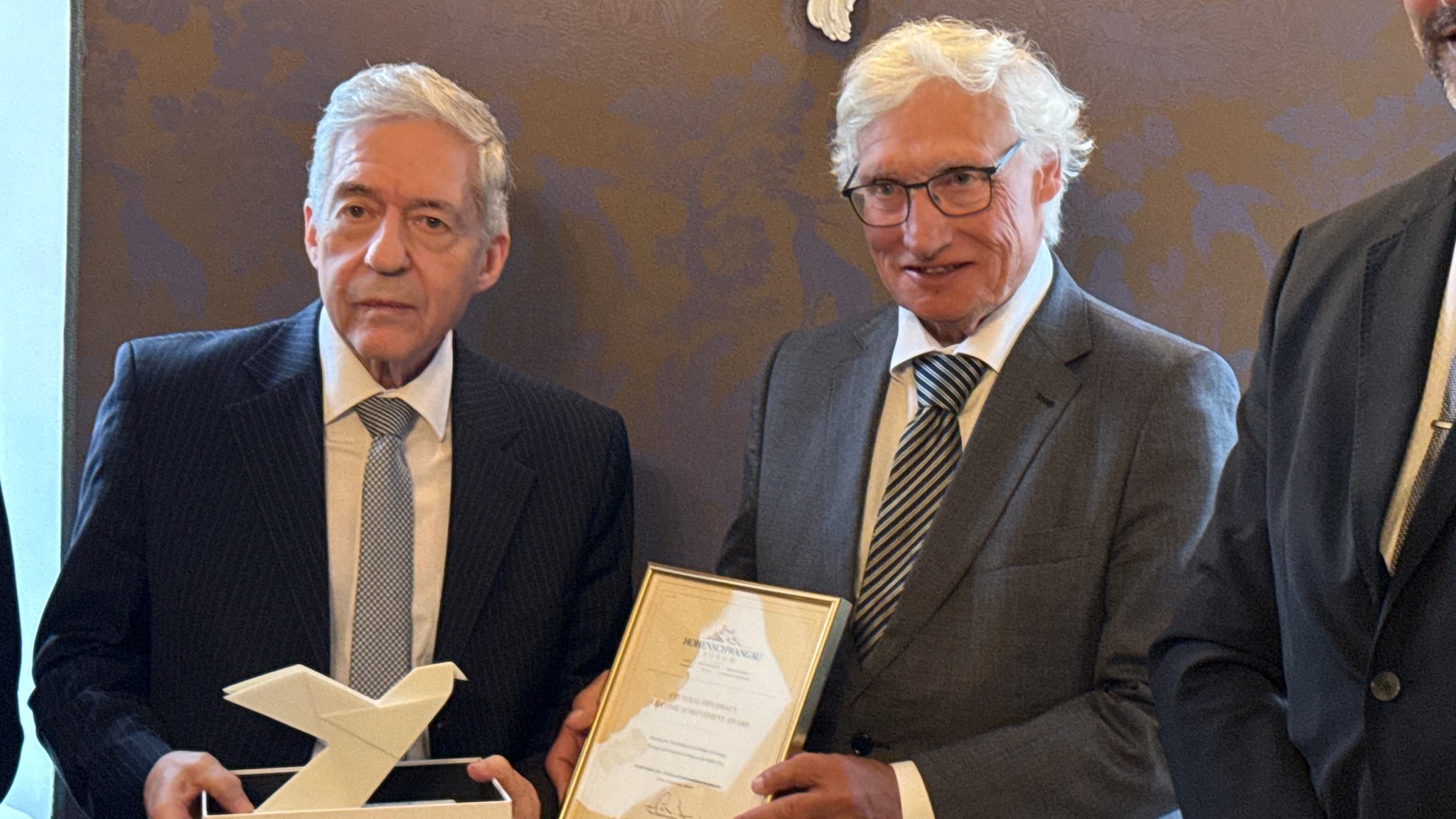 Der ehemalige israelischer Politiker Yossi Beilin (l.) wird für sein Lebenswerk vom Potsdamer Institut für Kulturdiplomatie geehrt. Prinz Luitpold übergibt den Preis. | Bild: BR/Arno Trümper Der ehemalige israelischer Politiker Yossi Beilin (l.) wird für sein Lebenswerk vom Potsdamer Institut für Kulturdiplomatie geehrt. Prinz Luitpold übergibt den Preis.