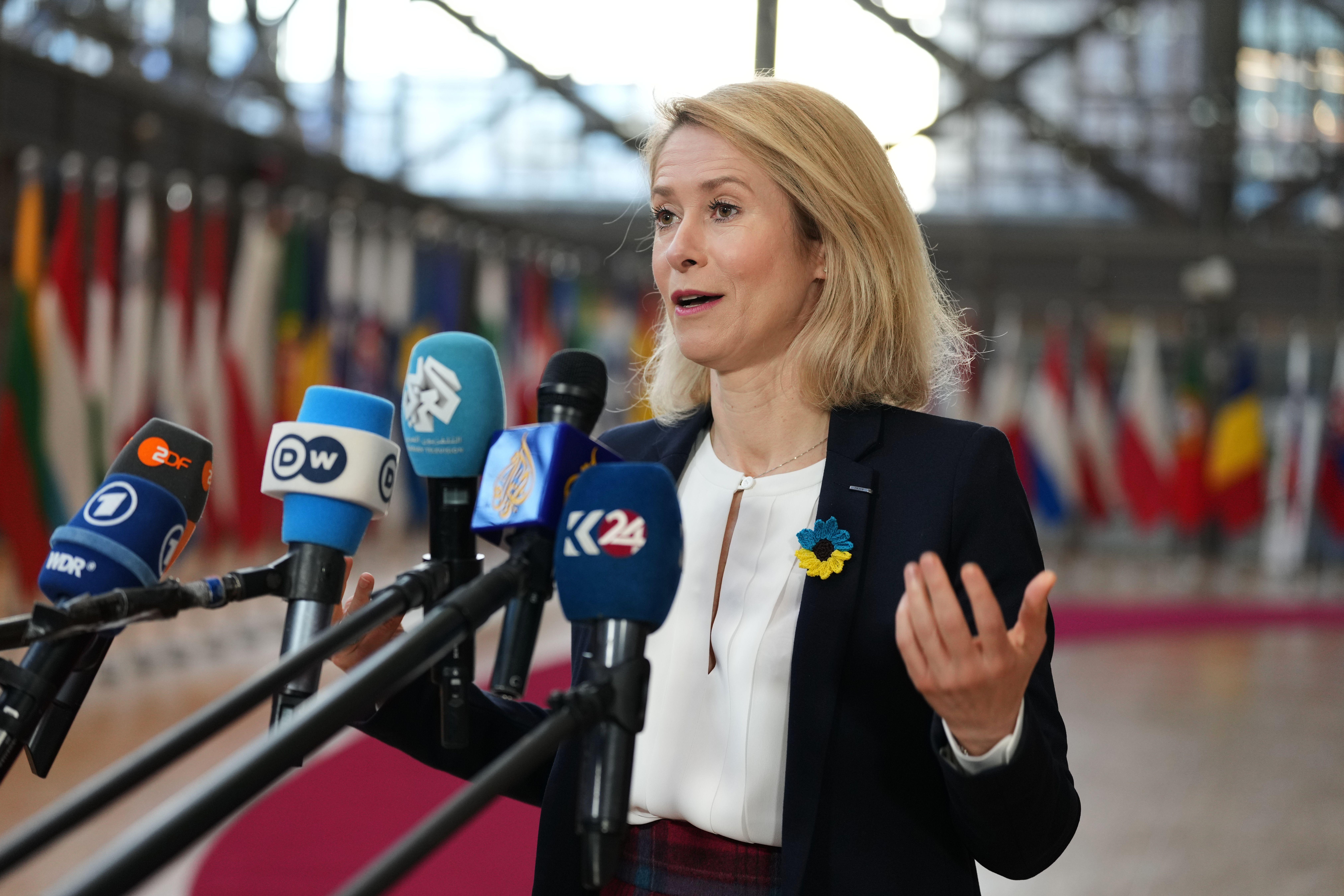 Die Leiterin der Außenpolitik der Europäischen Union, Kaja Kallas, spricht mit den