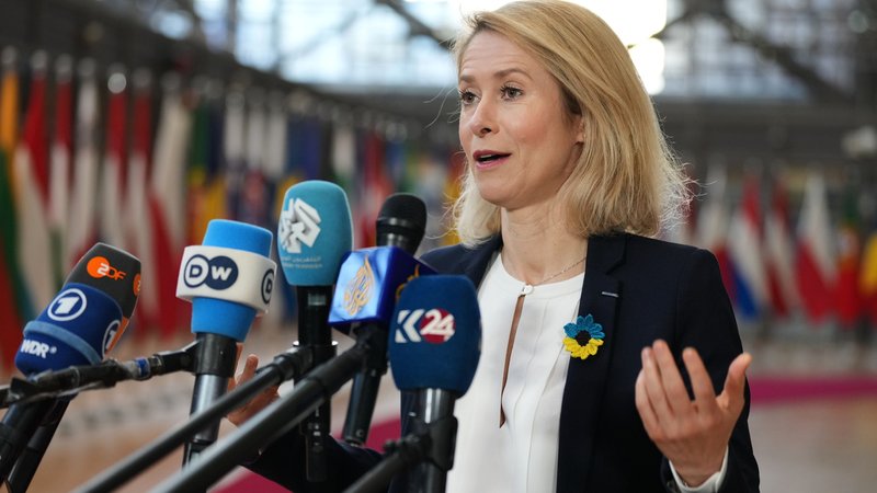 Die Leiterin der Außenpolitik der Europäischen Union, Kaja Kallas, spricht mit den | Bild: Virginia Mayo/AP/dpa Die Leiterin der Außenpolitik der Europäischen Union, Kaja Kallas, spricht mit den