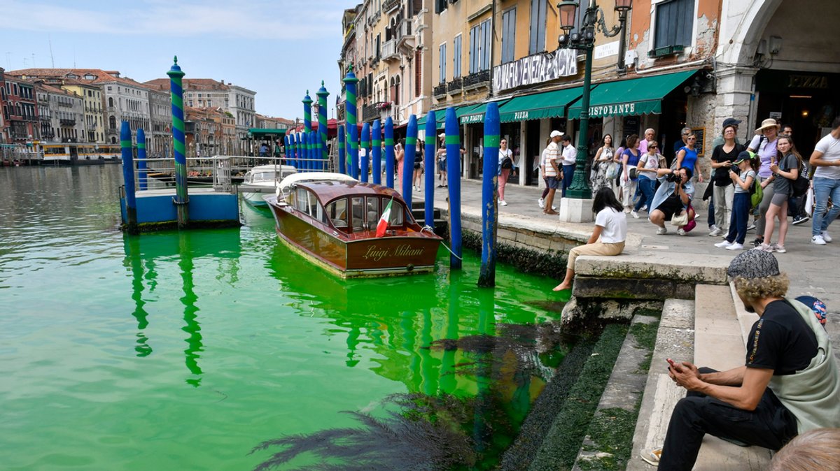 Grün verfärbter Canal Grande in Venedig