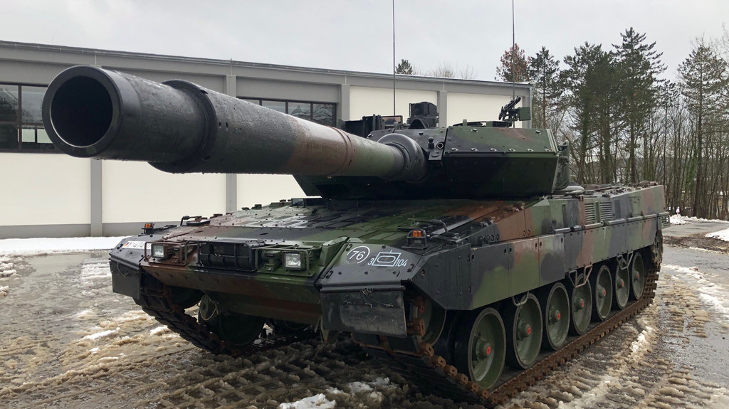 Der Leopard 2-Panzer auf dem Gelände der Oberpfalzkaserne