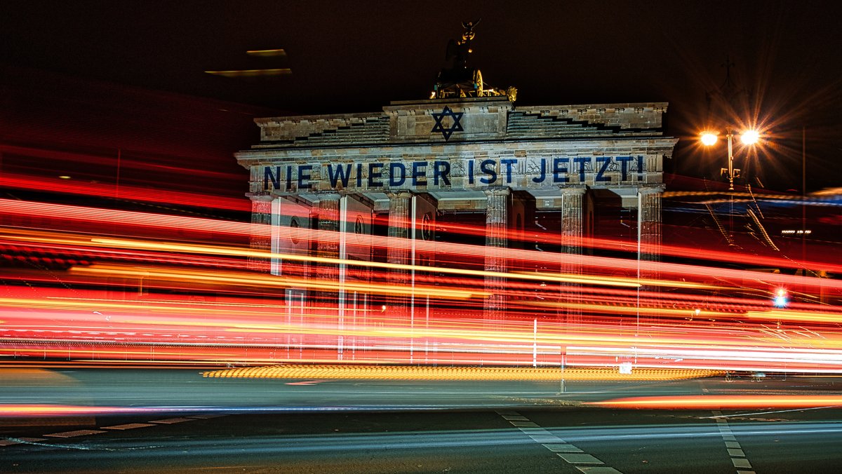 Brandenburger Tor mit Aufschrift: Nie Wieder Ist Jetzt