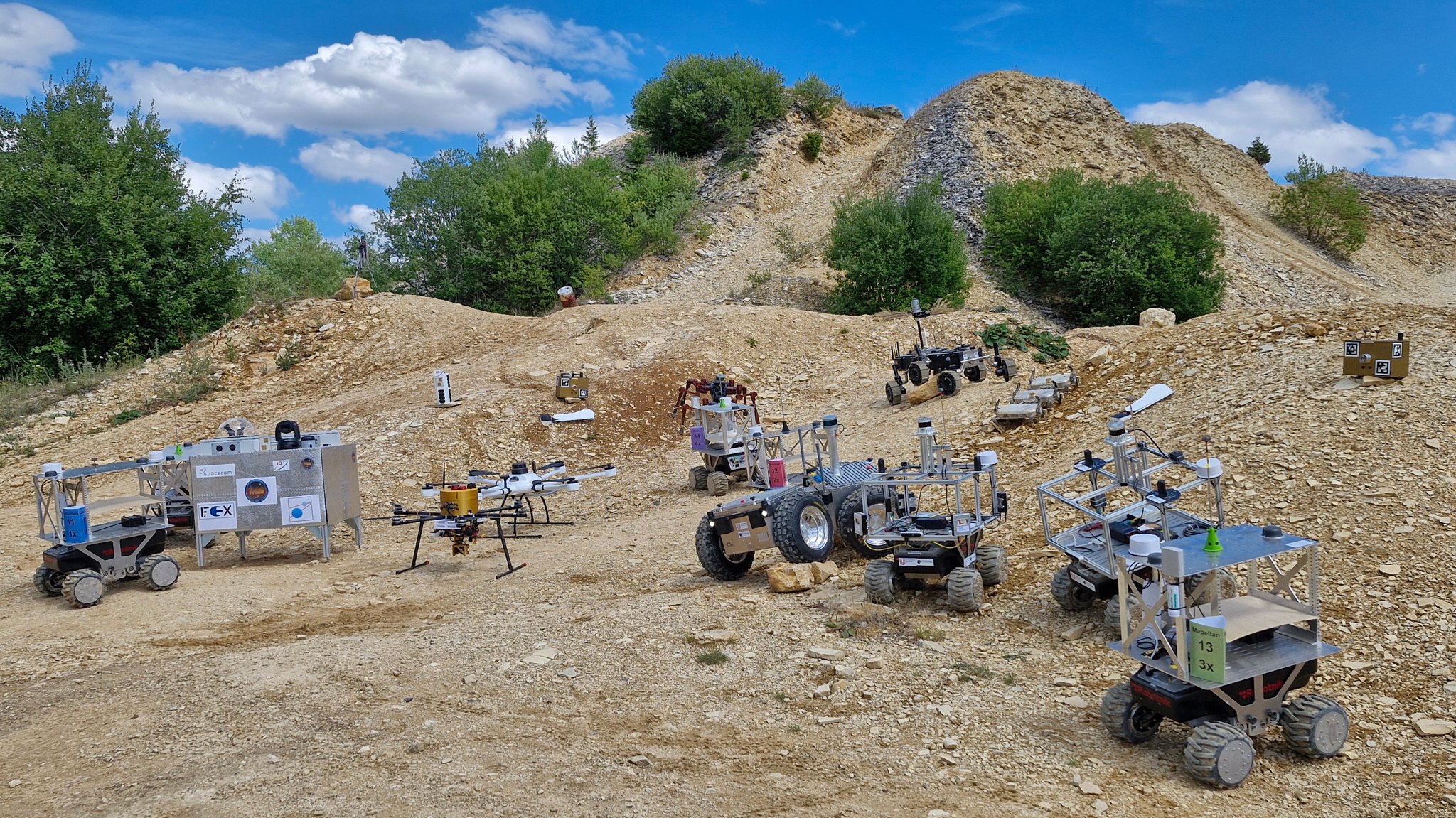 Mars-Roboter stehen im Steinbruch von Langenaltheim