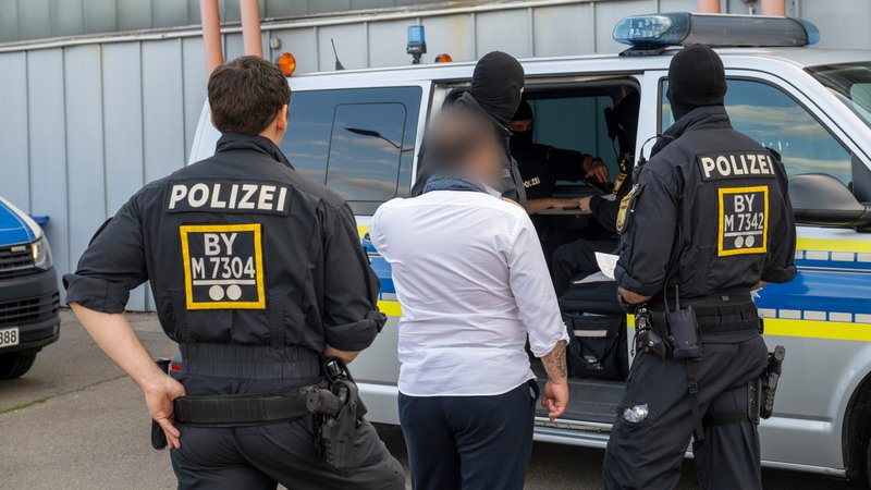 (Archivbild) Polizisten kontrollieren einen Mann in Königsbrunn bei einer Feier einer Großfamilie. | Bild: picture alliance/dpa | Stefan Puchner (Archivbild) Polizisten kontrollieren einen Mann in Königsbrunn bei einer Feier einer Großfamilie.
