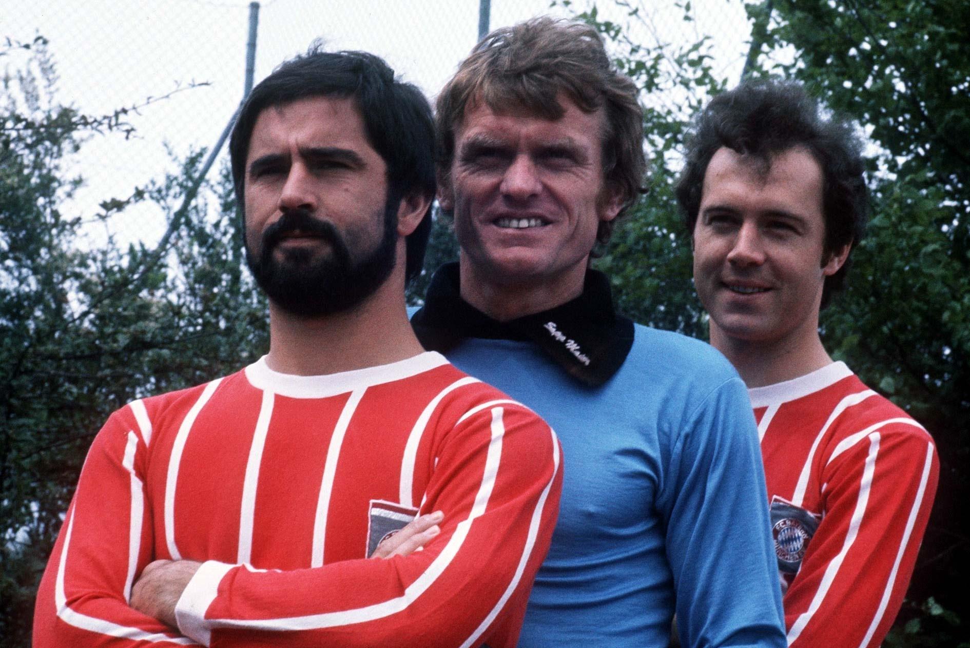Gerd Müller, Sepp Maier und Franz Beckenbauer im Trikot des FC Bayern. (1973)