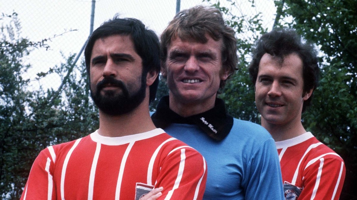 Gerd Müller, Sepp Maier und Franz Beckenbauer im Trikot des FC Bayern. (1973)