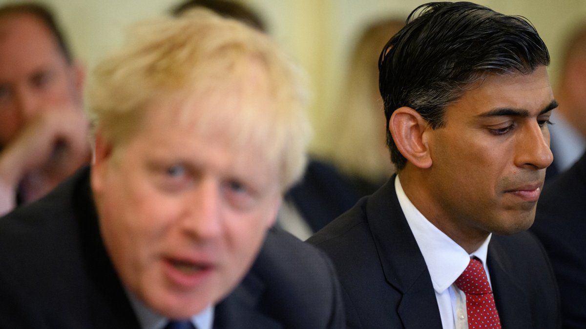 Rishi Sunak (r), Schatzkanzler von Großbritannien, hört zu, während Boris Johnson, Premierminister von Großbritannien, eine Kabinettssitzung in der 10 Downing Street leitet. 