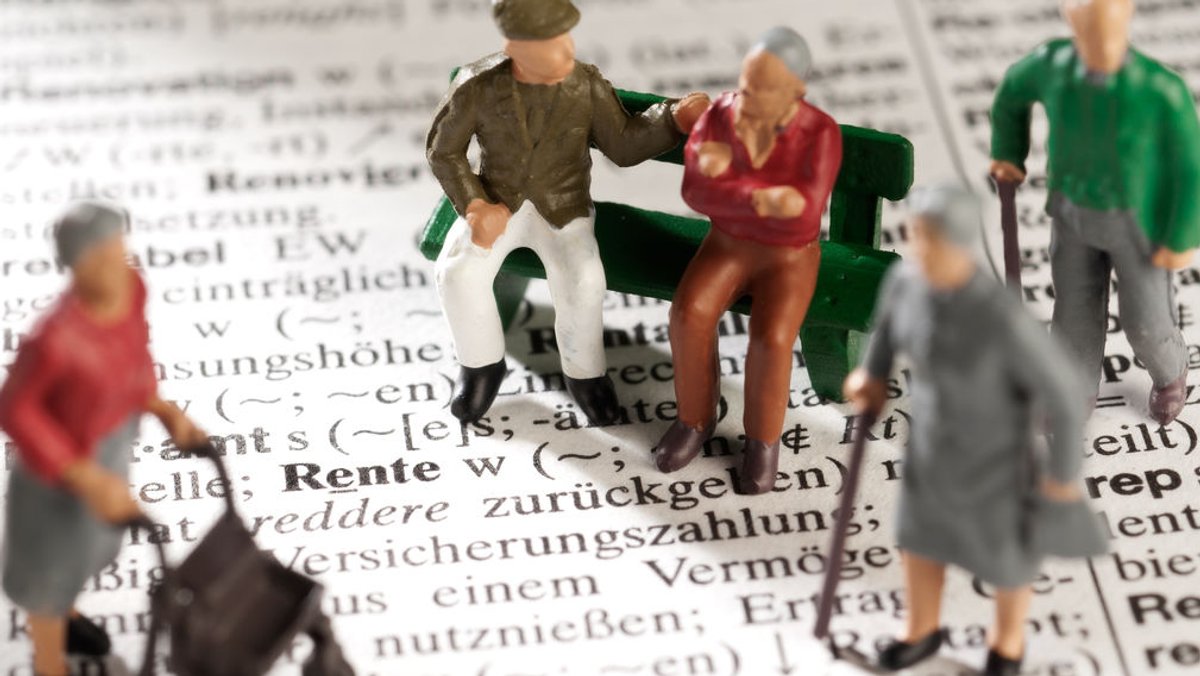 (Symbolbild) Miniaturfiguren von Senioren stehen auf einen Wörterbucheintrag zum Wort "Rente"