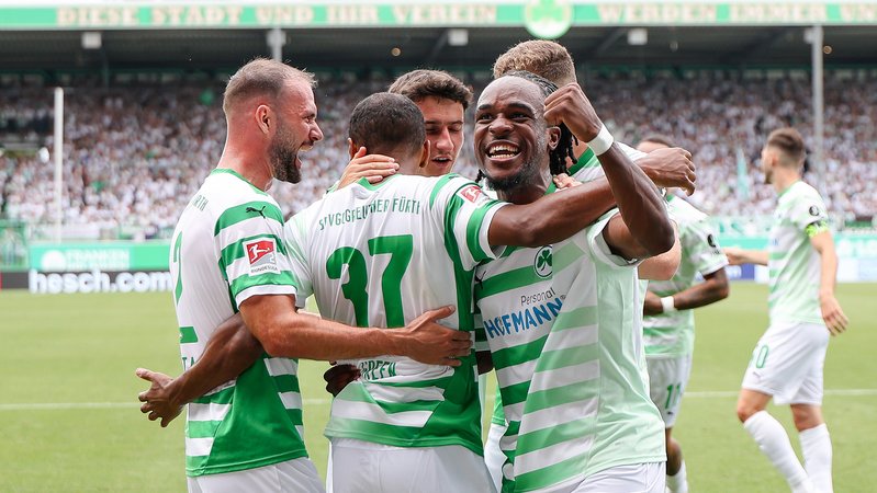 Fürther Jubel im Spiel gegen Münster | Bild: picture-alliance/dpa Fürther Jubel im Spiel gegen Münster