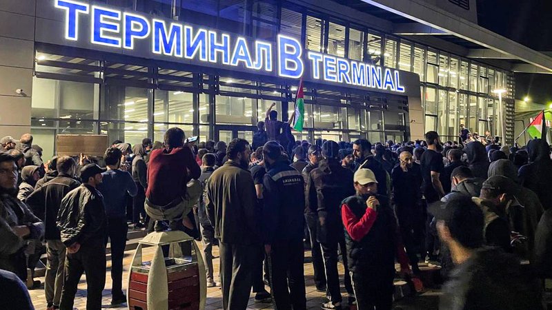 Flugzeug aus Israel gelandet: Antisemitischer Mob stürmt Airport in Dagestan.