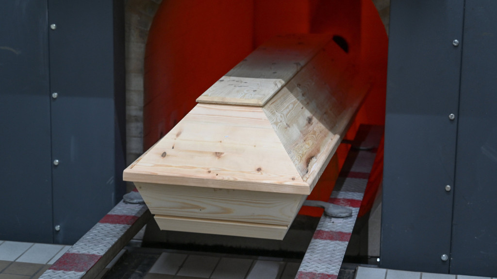 Ein Sarg wird in den Ofen eines Krematorium zur Einäscherung hineingefahren. (Symbolbild)