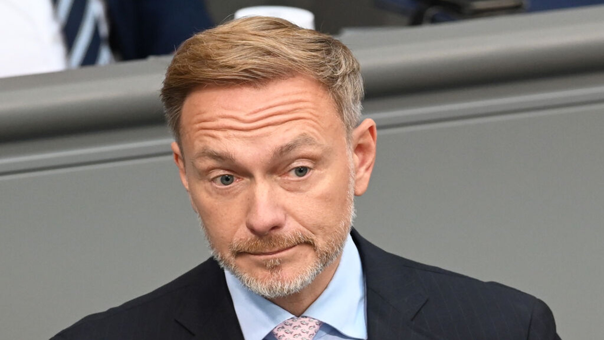 ARCHIV - 26.09.2024, Berlin: Christian Lindner (FDP), Bundesminister der Finanzen, spricht bei der Plenarsitzung im Deutschen Bundestag. (zu dpa: «Lindner nach EU-Votum: Keinen Handelskrieg auslösen») Foto: Anna Ross/dpa +++ dpa-Bildfunk +++