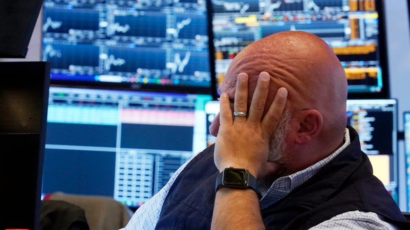 Ein Händler an der New Yorker Börse stützt den Kopf mit seiner Hand. | Bild: dpa-Bildfunk/Richard Drew Ein Händler an der New Yorker Börse stützt den Kopf mit seiner Hand.