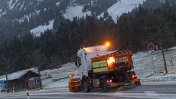 Ein Fahrzeug des Winterdienstes räumt eine Bundesstraße bei Oberjoch. (Archivbild 24.11.23) | Bild:picture alliance / Jan Eifert | Jan Eifert