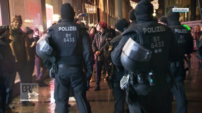 Die bayerische Polizei erteilte beim Corona-Protest gestern in München  1.300 Platzverweise und 700 Anzeigen. 