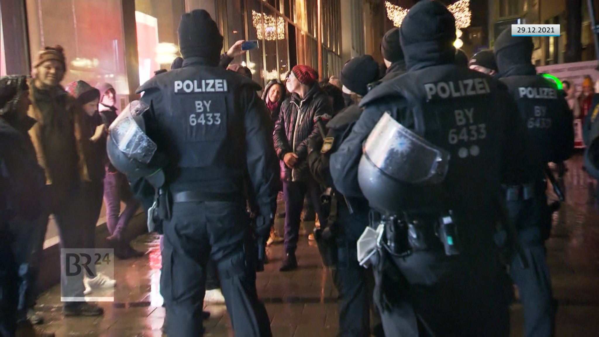 Die bayerische Polizei erteilte beim Corona-Protest gestern in München  1.300 Platzverweise und 700 Anzeigen. 