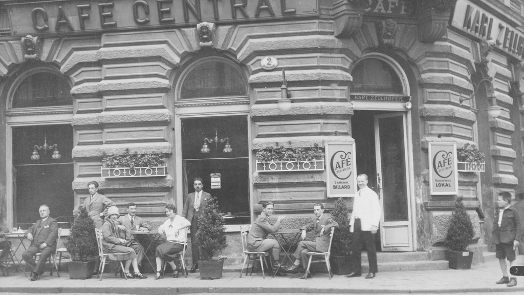 Gäste und Kellner im Schanigarten vor dem Café Central in der Wiener Vorstadt. Um 1925.