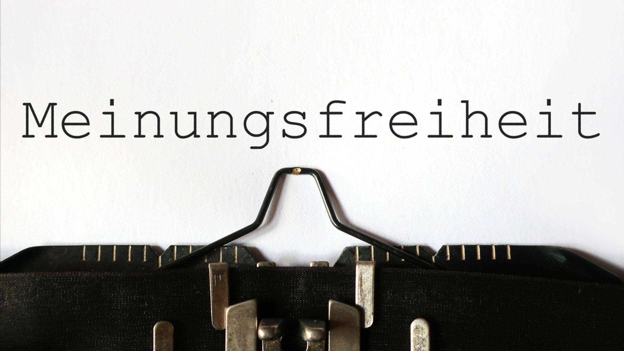Auf einem in einer Schreibmaschine eingelegten Blatt Papier steht das Wort "Meinungsfreiheit" (Symbolbild)