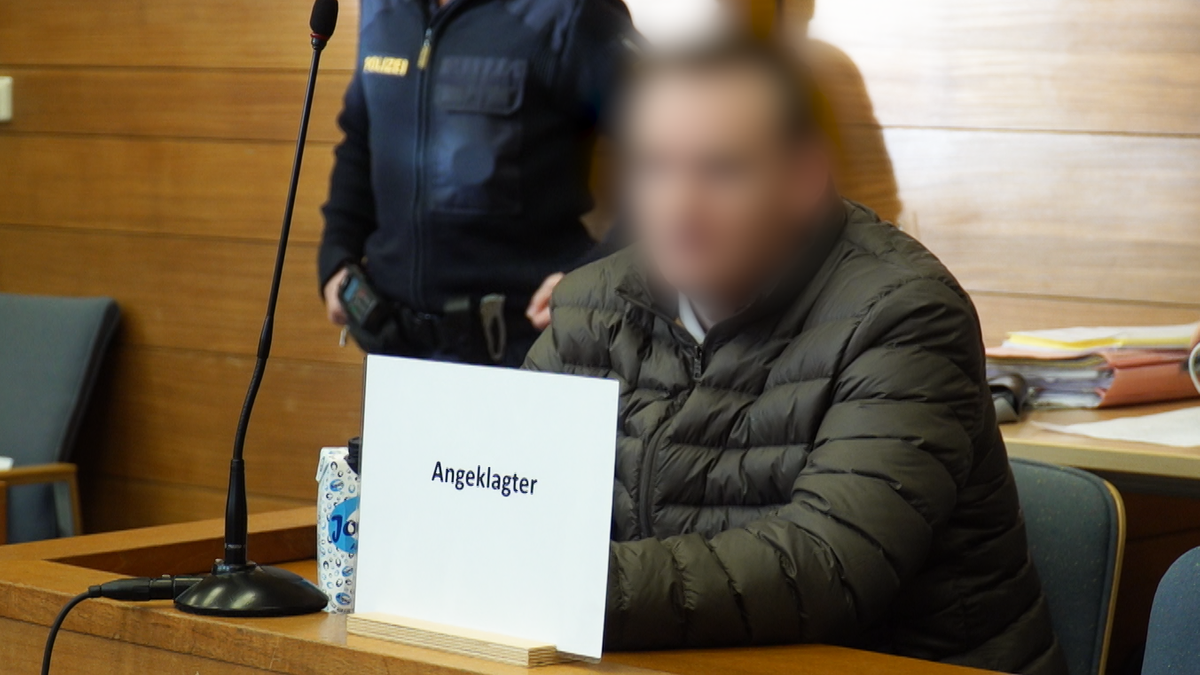 Der Angeklagte sitzt im Gerichtssaal am Landgericht Traunstein