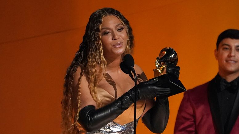 05.02.2023, USA, Los Angeles: Beyonce nimmt den Preis für das beste Dance/Electronic Music Album für "Renaissance" bei der Verleihung der 65. Grammy Awards entgegen. | Bild:dpa-Bildfunk/Chris Pizzello