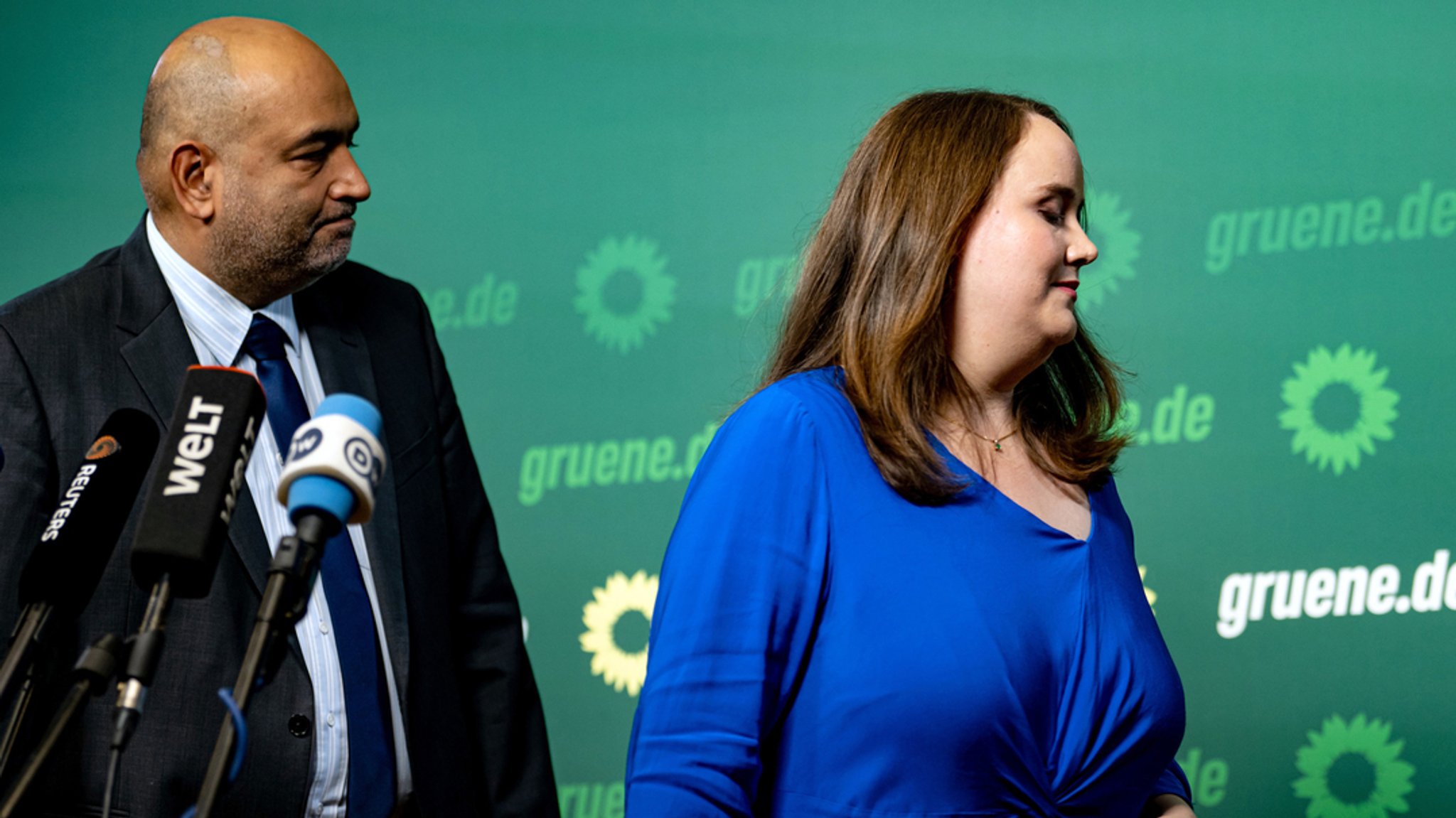 Grünen-Parteivorsitzenden Ricarda Lang (r.) und Omid Nouripour verlassen eine Pressekonferenz (Archivbild).