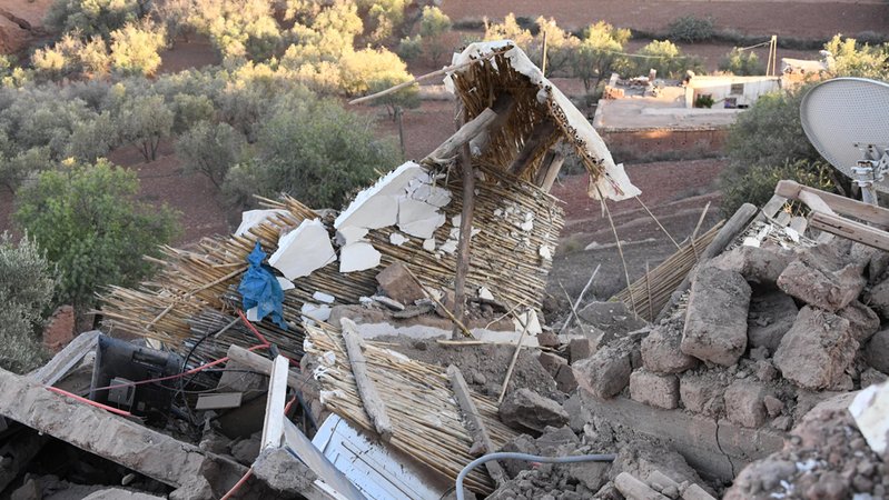Bei dem starken Erdbeben in Marokko sind laut offiziellen Angaben mehr als 2.000 Menschen ums Leben gekommen.