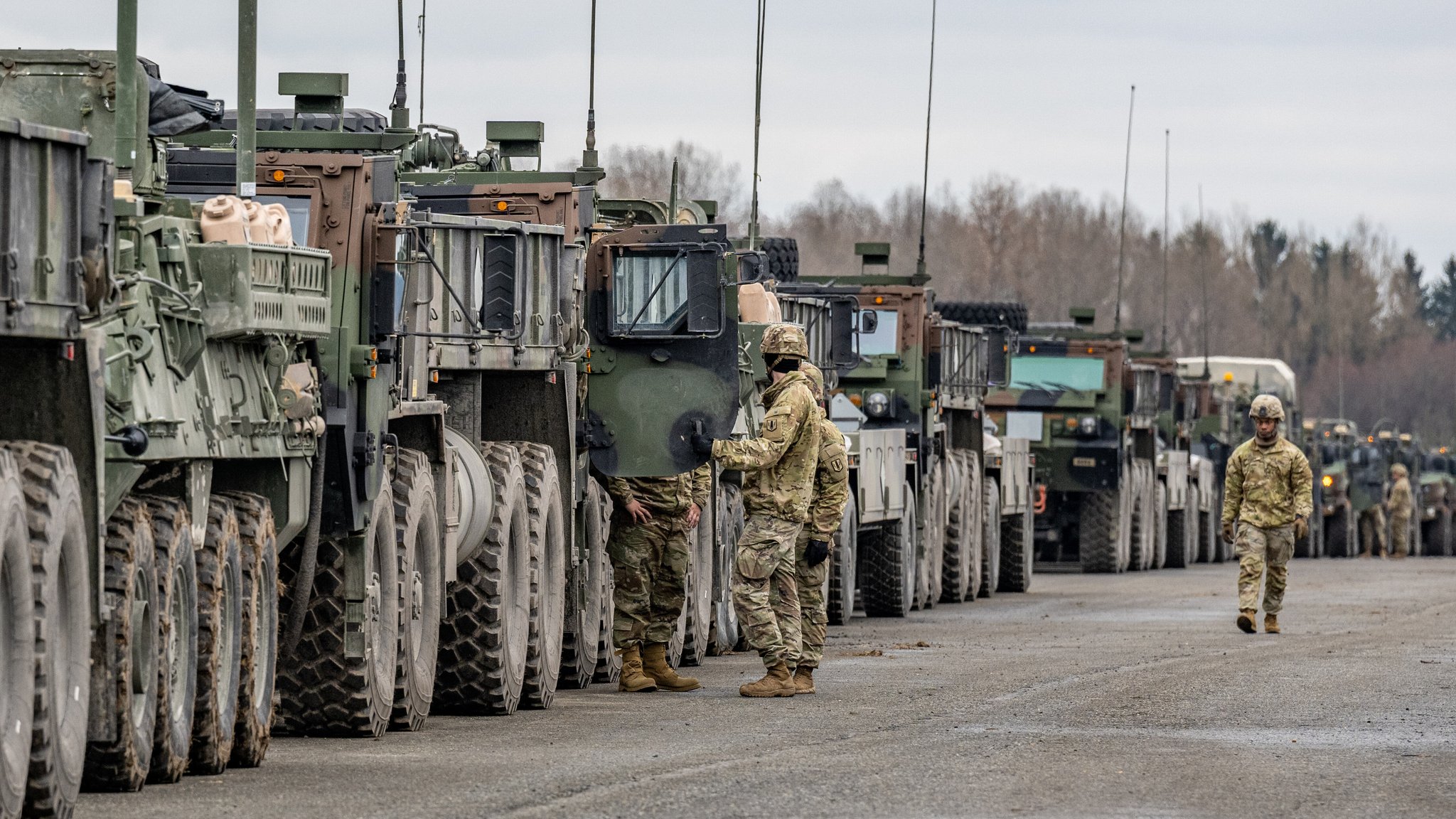 Militärfahrzeuge der US-Army stehen auf dem Gelände des Truppenübungsplatzes Grafenwöhr. | Bild: picture alliance/dpa | Armin Weigel Militärfahrzeuge der US-Army stehen auf dem Gelände des Truppenübungsplatzes Grafenwöhr.
