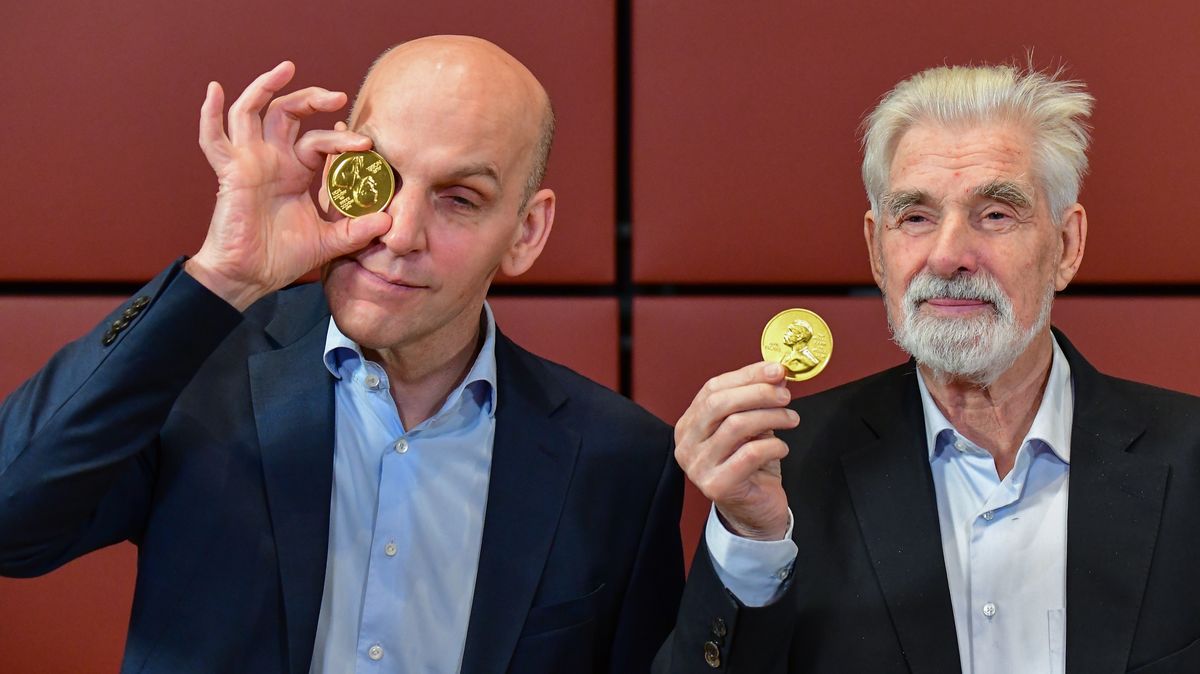 Die deutschen Nobelpreisträger Benjamin List und Klaus Hasselmann. Um ihre Arbeiten geht es bei einem Online-Forum am Sonntag.