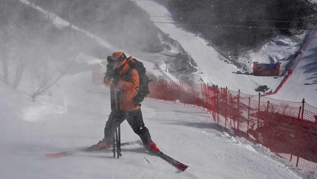 Der Wind bläst heftig entlang der Skipisten des alpinen Skilaufs während des Abfahrtstrainings der Männer bei den Olympischen Winterspielen 2022. 