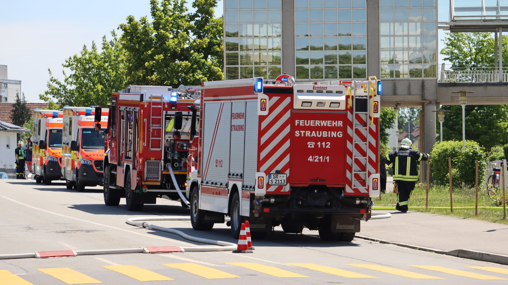 Feuerwehrfahrzeuge und Rettungswagen