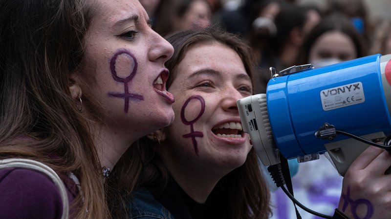 Zwei Frauen bei einer Demonstrationen gegen Gewalt gegen Frauen