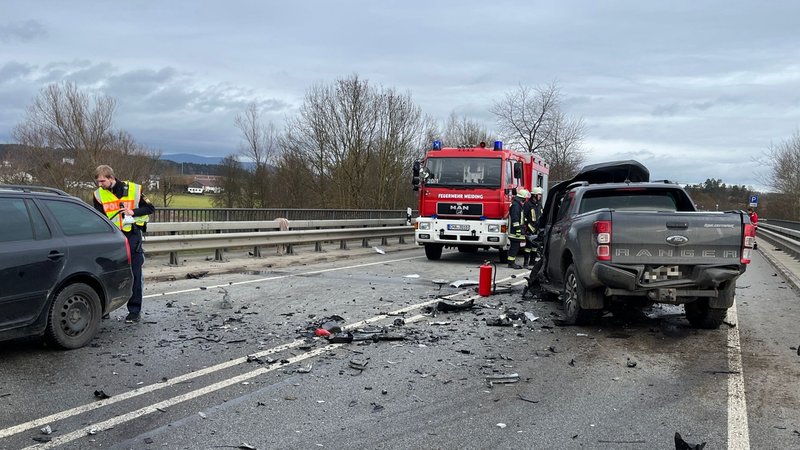 Insgesamt drei Fahrzeuge waren an dem tödlichen Unfall auf der B20 bei Runding im Landkreis Cham beteiligt.