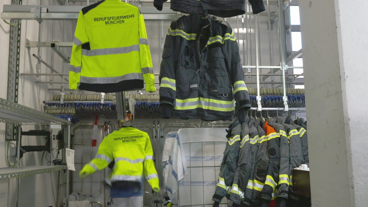 In der Wäscherei wird Bekleidung für Feuerwehren, Krankenhauspersonal und weitere Berufsgruppen der kritischen Infrastruktur gereinigt.