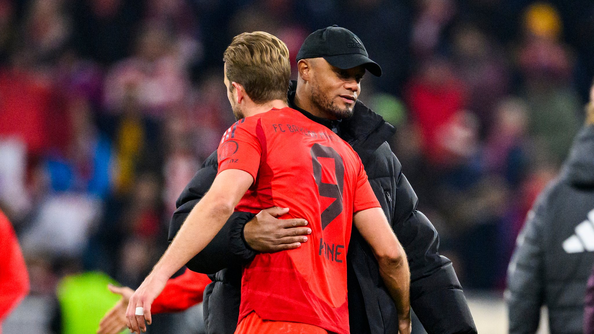 Harry Kane, Spieler FC Bayern, und Vincent Kompany, Trainer FC Bayern