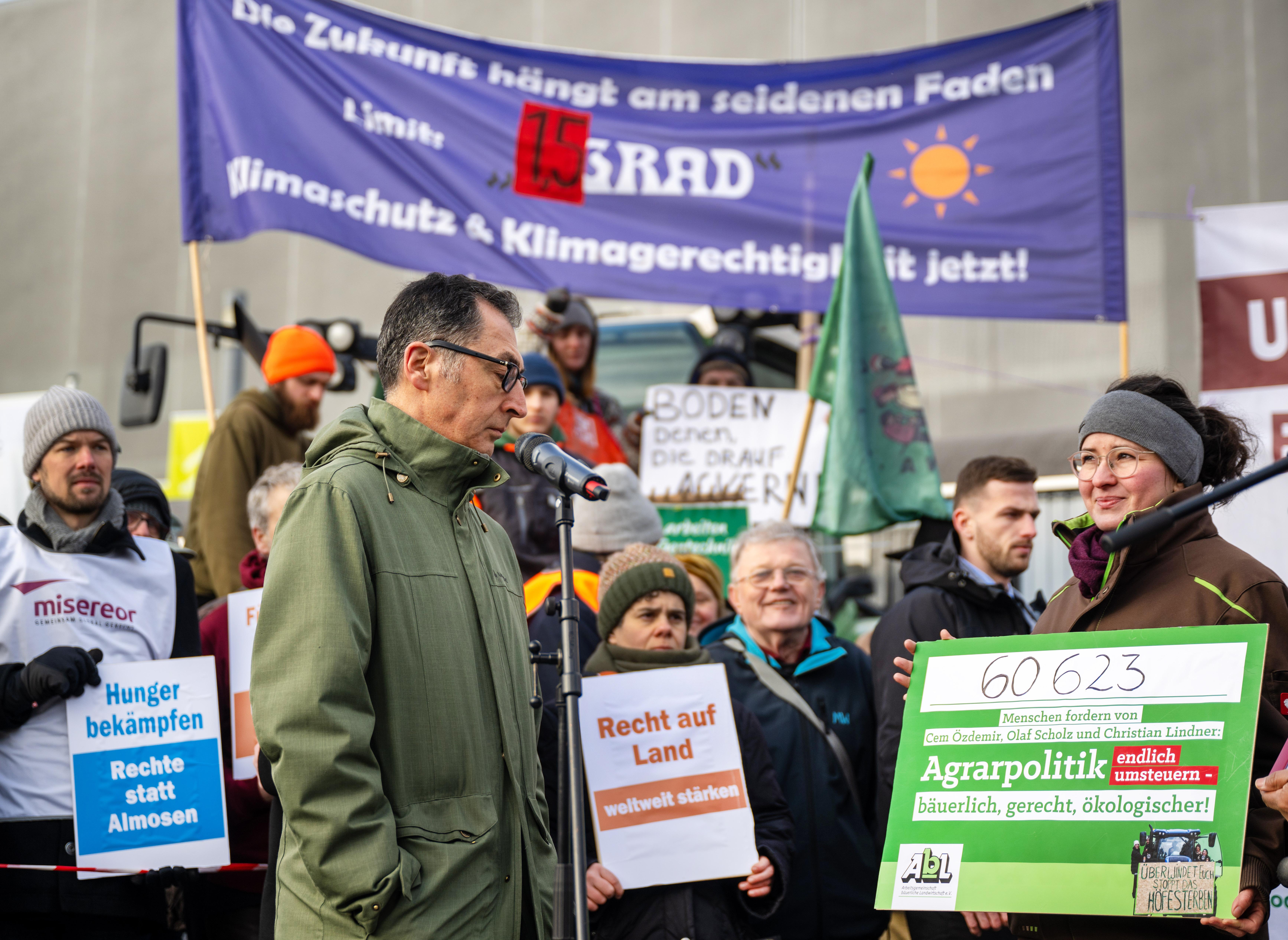Mitglieder der Initiative "Wir haben es satt!" übergeben am Rande der Agrarministerkonferenz symbolisch eine Resolution an Cem Özdemir