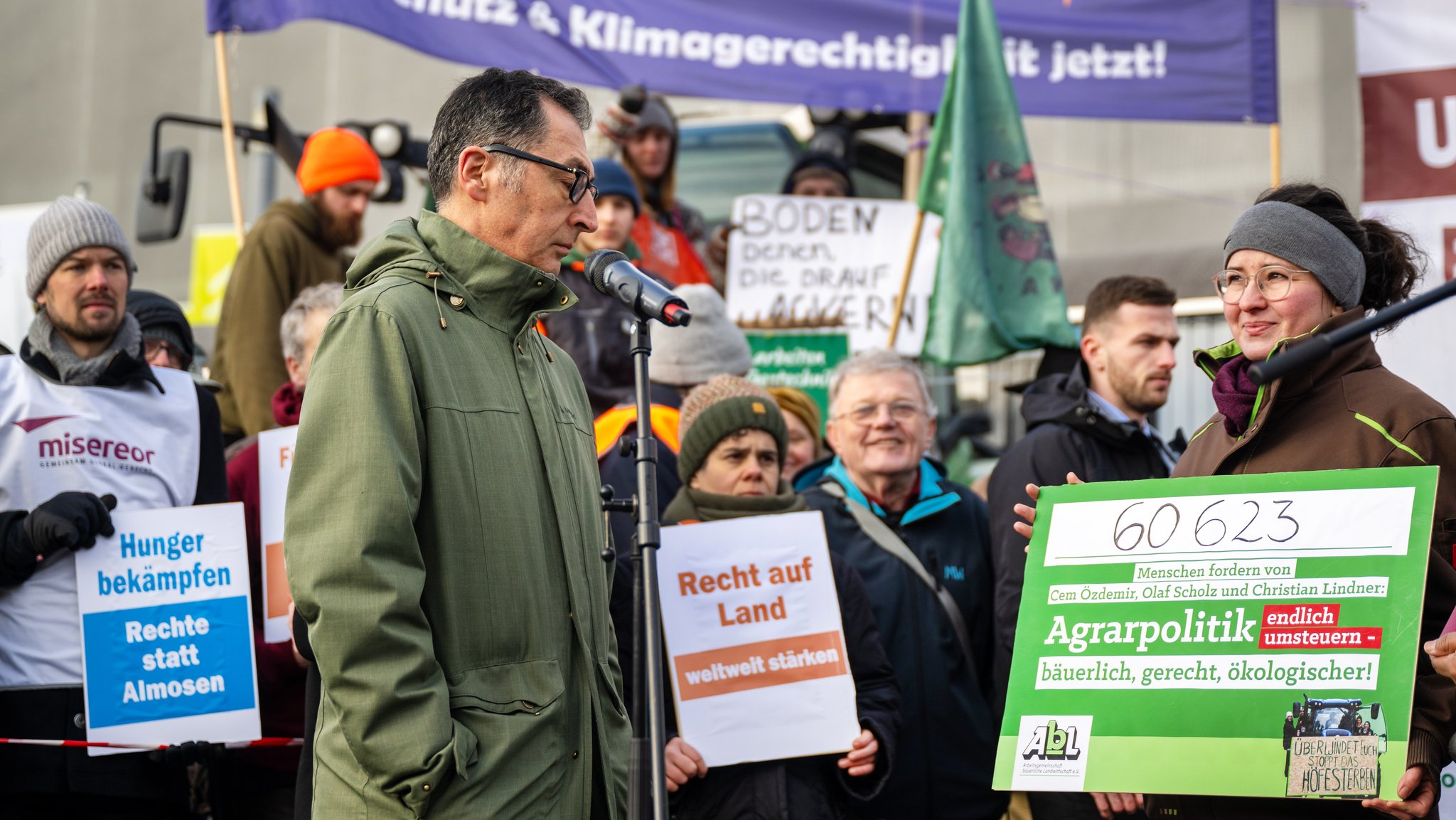 Mitglieder der Initiative "Wir haben es satt!" übergeben am Rande der Agrarministerkonferenz symbolisch eine Resolution an Cem Özdemir