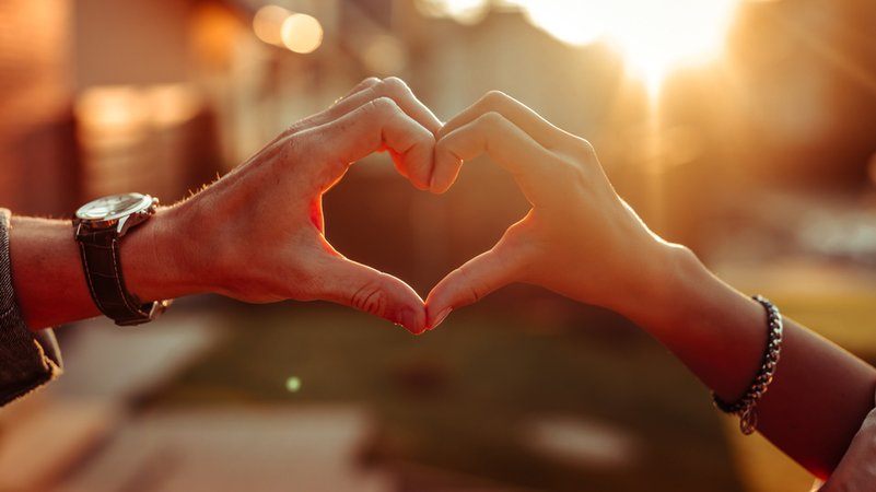 Es sind nur kleine Gesten - ein Lächeln, ein Wort - aber sie haben eine große Wirkung. Höflichkeit und Freundlichkeit tut jedem gut. | Bild: stock.adobe.com/Viacheslav Yakobchuk Es sind nur kleine Gesten - ein Lächeln, ein Wort - aber sie haben eine große Wirkung. Höflichkeit und Freundlichkeit tut jedem gut.