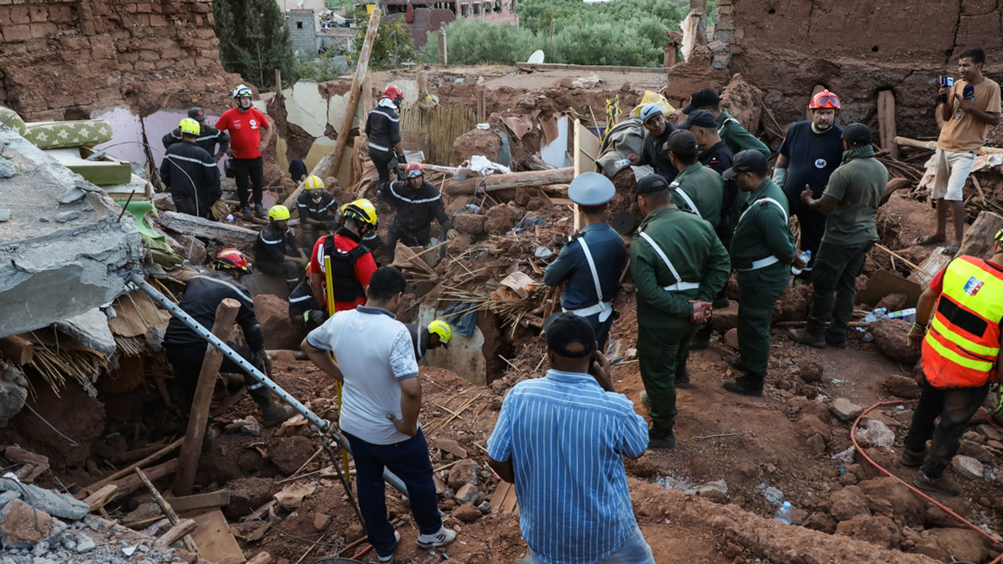 Rettungskräfte suchen in der Stadt Ouirgane, südlich von Marrakesch, nach dem schweren Erdbeben nach Überlebenden.