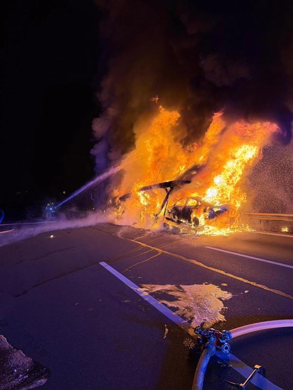 イルシェンベルクのA8でトラック炎上 路線は数時間通行止め