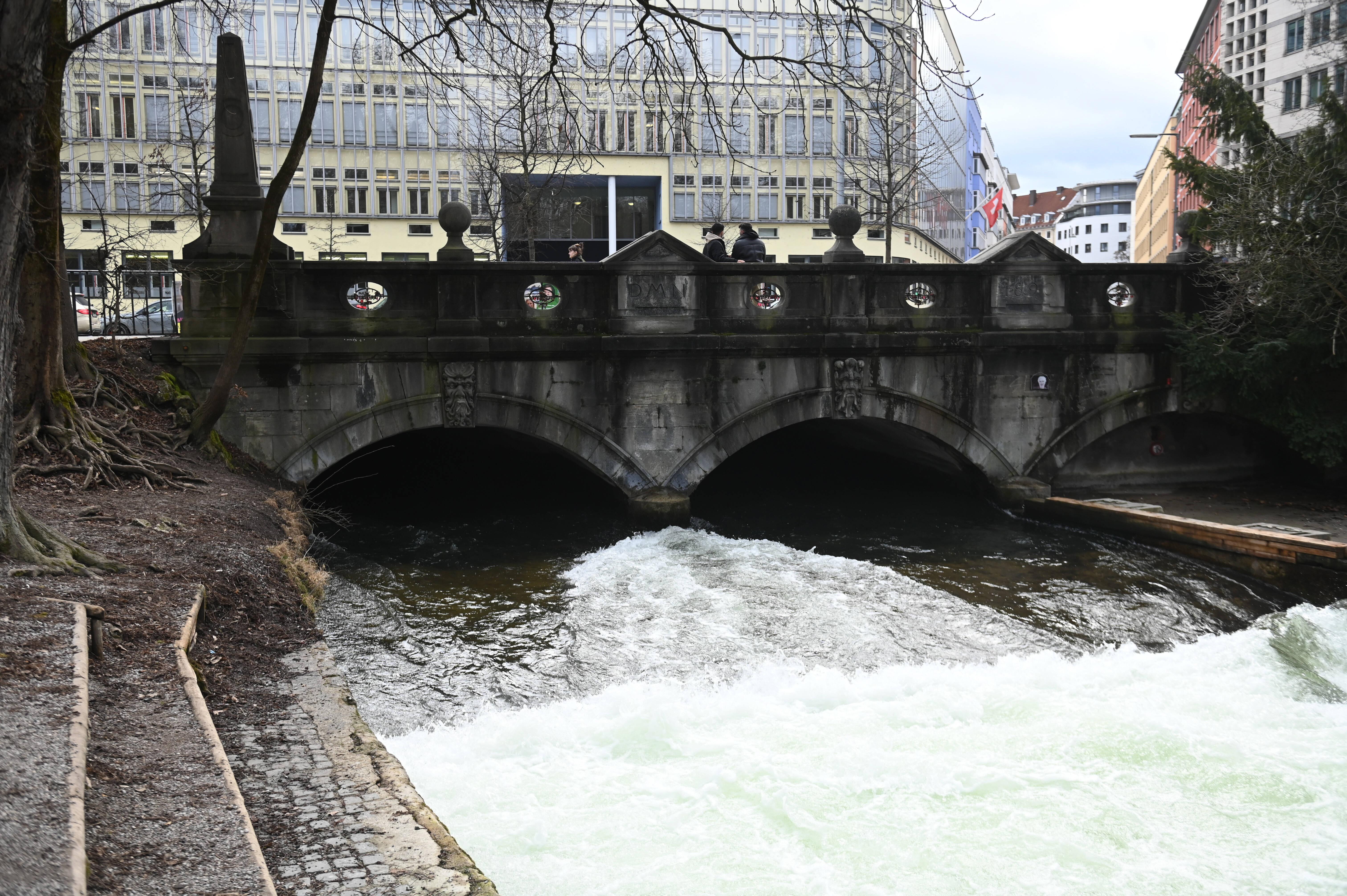 Eisbachwelle im Englischen Garten in München am 11.02.2026